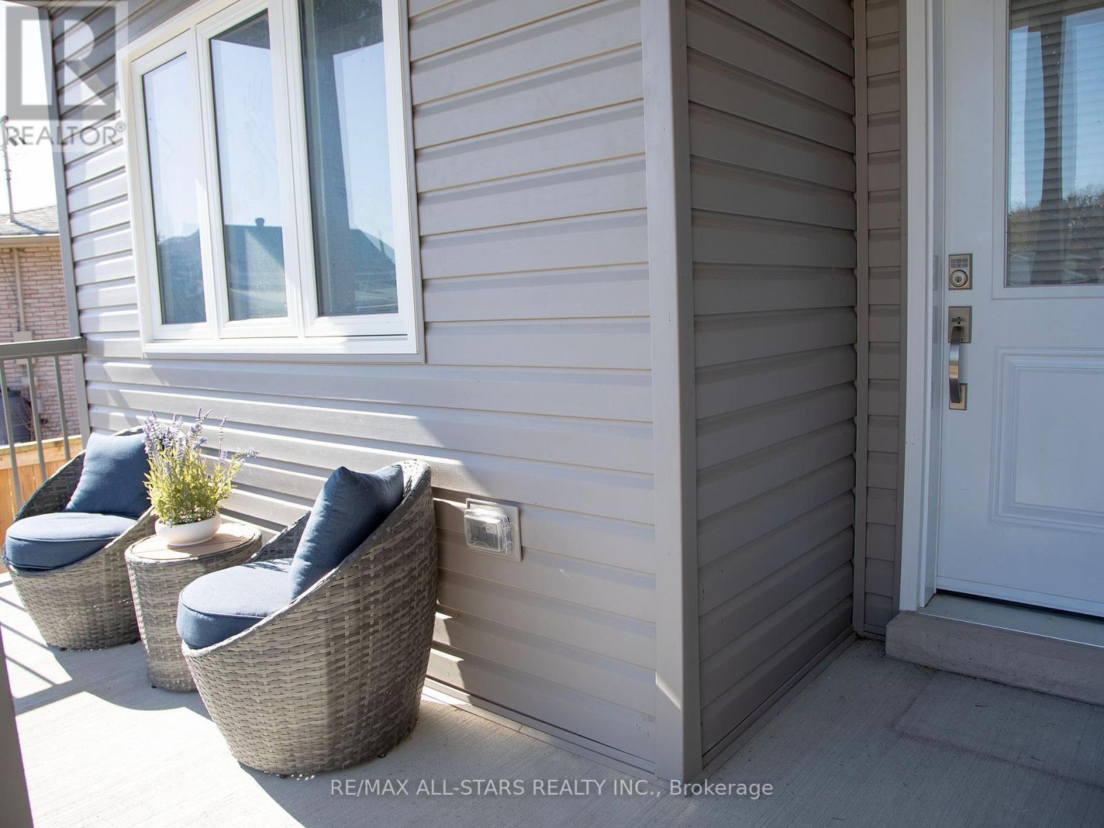 8 Georgina Street, Georgina, Ontario  L0E 1R0 - Photo 3 - N12933918