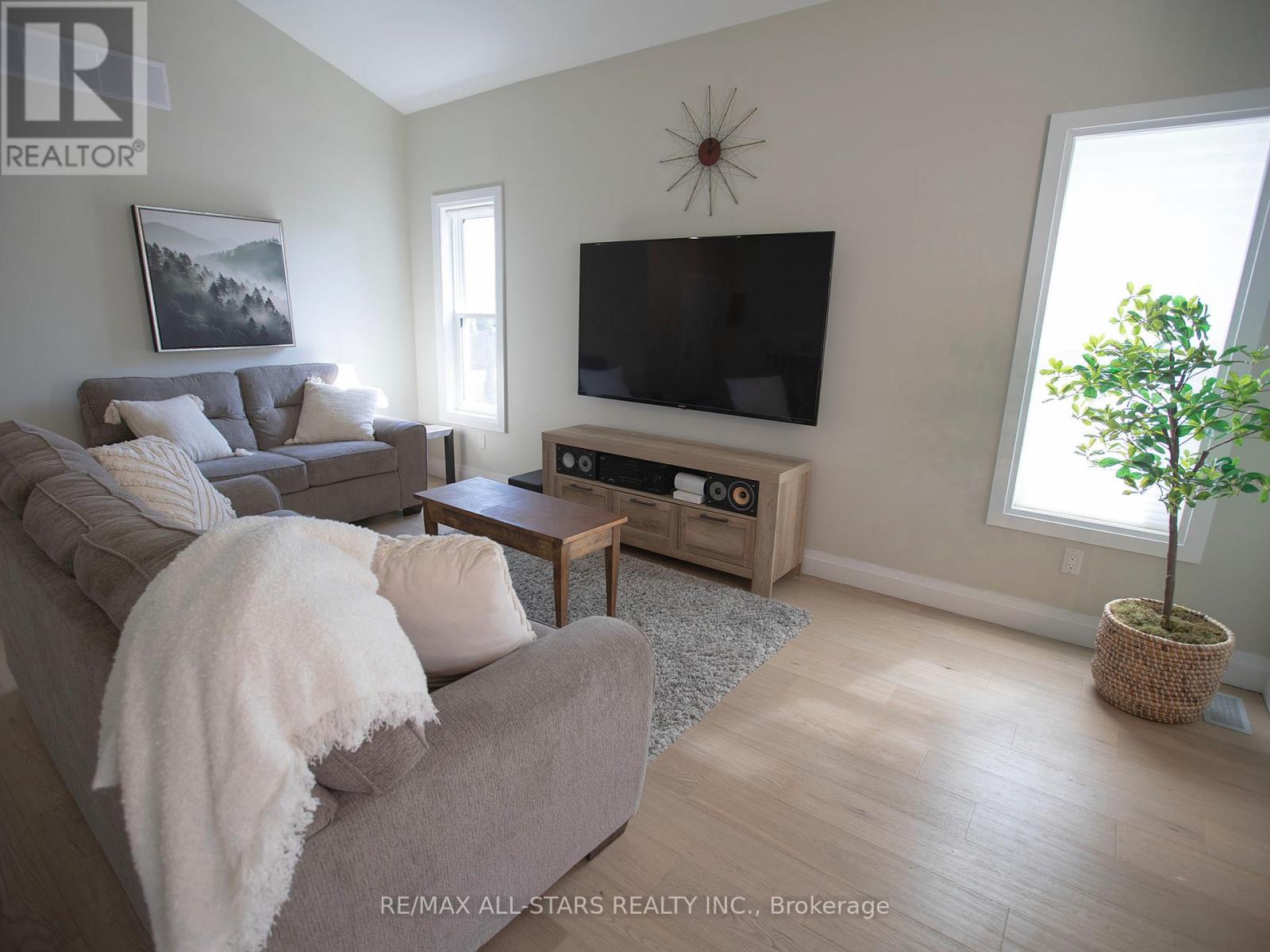 8 Georgina Street, Georgina, Ontario  L0E 1R0 - Photo 5 - N12933918