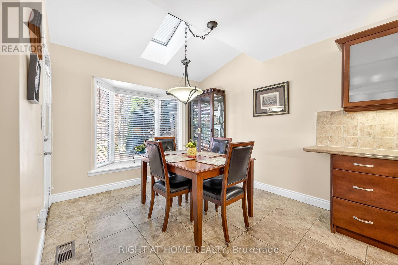 32 Perthshire Court, Hamilton, Ontario  L9B 2H1 - Photo 10 - X12933926