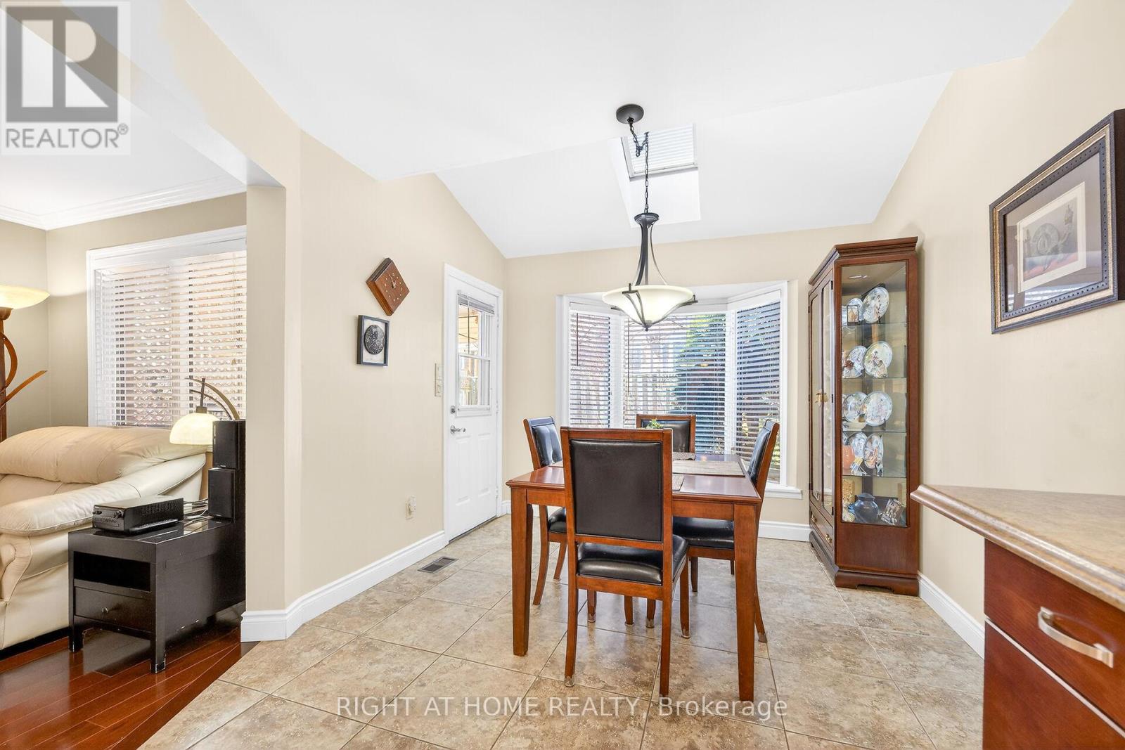 32 Perthshire Court, Hamilton, Ontario  L9B 2H1 - Photo 11 - X12933926