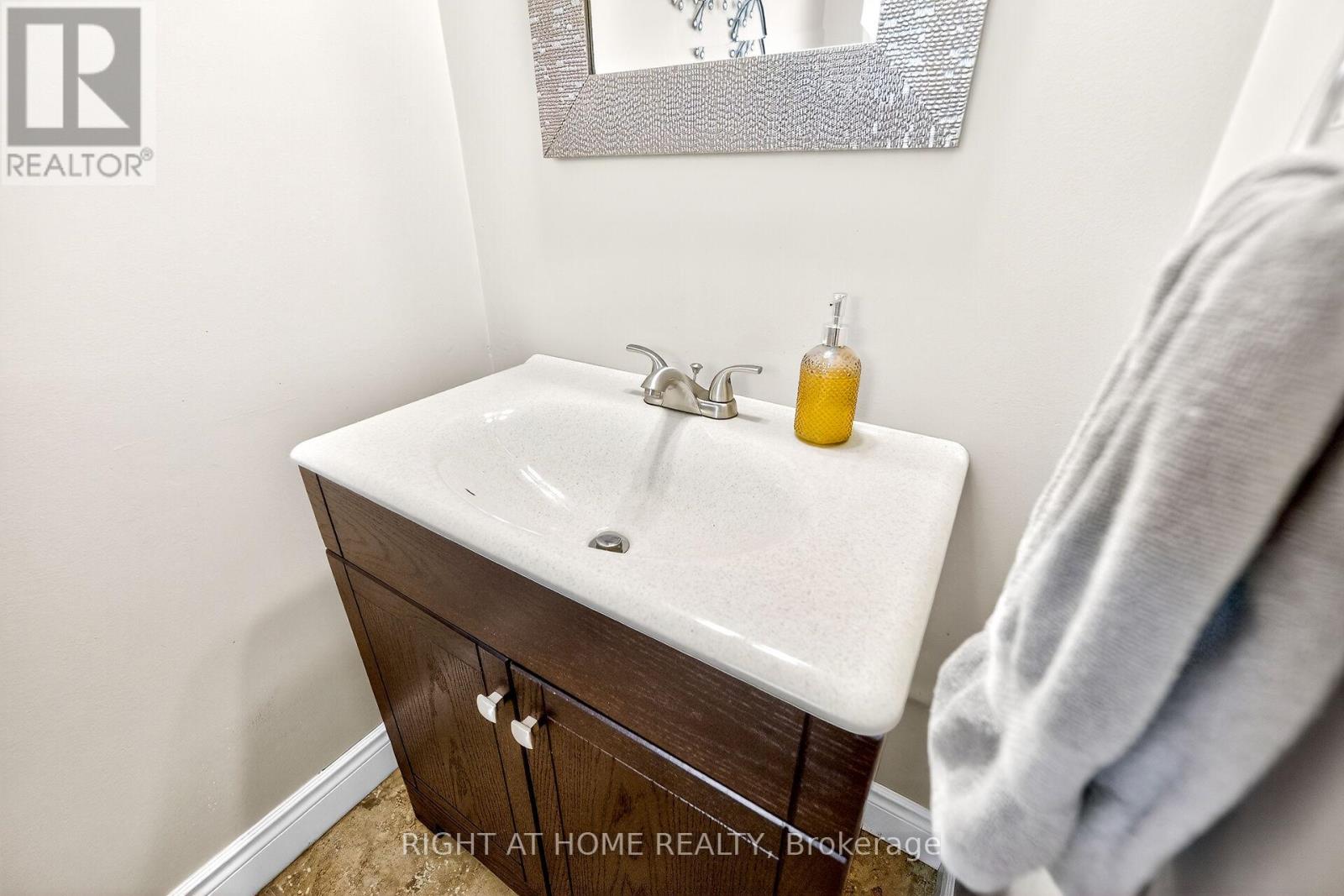 32 Perthshire Court, Hamilton, Ontario  L9B 2H1 - Photo 17 - X12933926