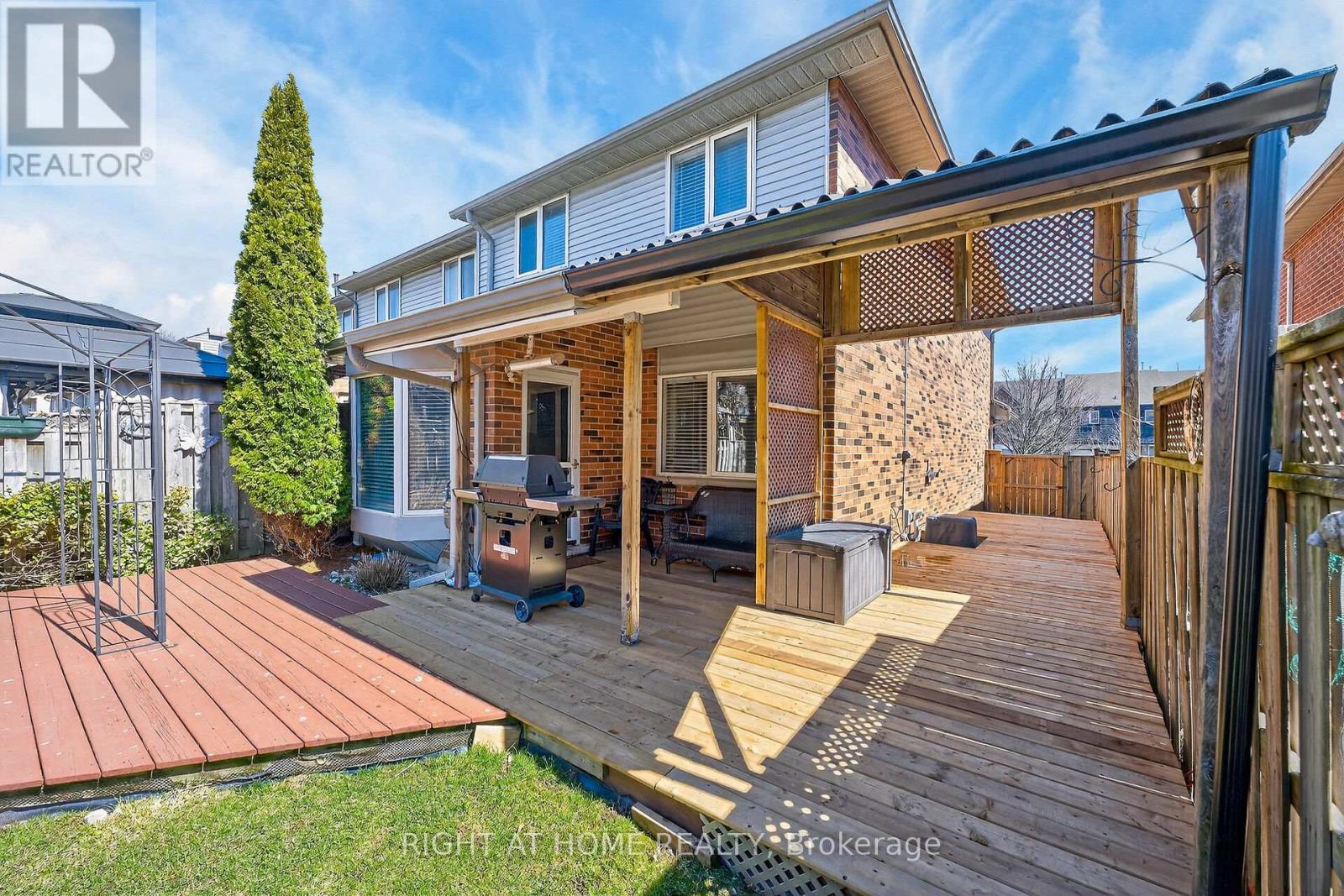 32 Perthshire Court, Hamilton, Ontario  L9B 2H1 - Photo 2 - X12933926