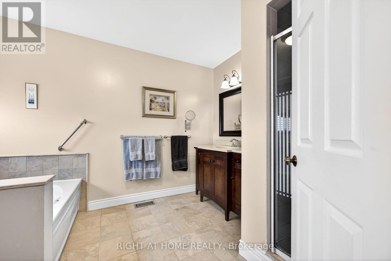 32 Perthshire Court, Hamilton, Ontario  L9B 2H1 - Photo 20 - X12933926