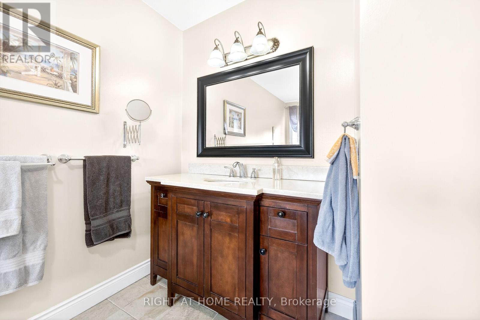 32 Perthshire Court, Hamilton, Ontario  L9B 2H1 - Photo 21 - X12933926