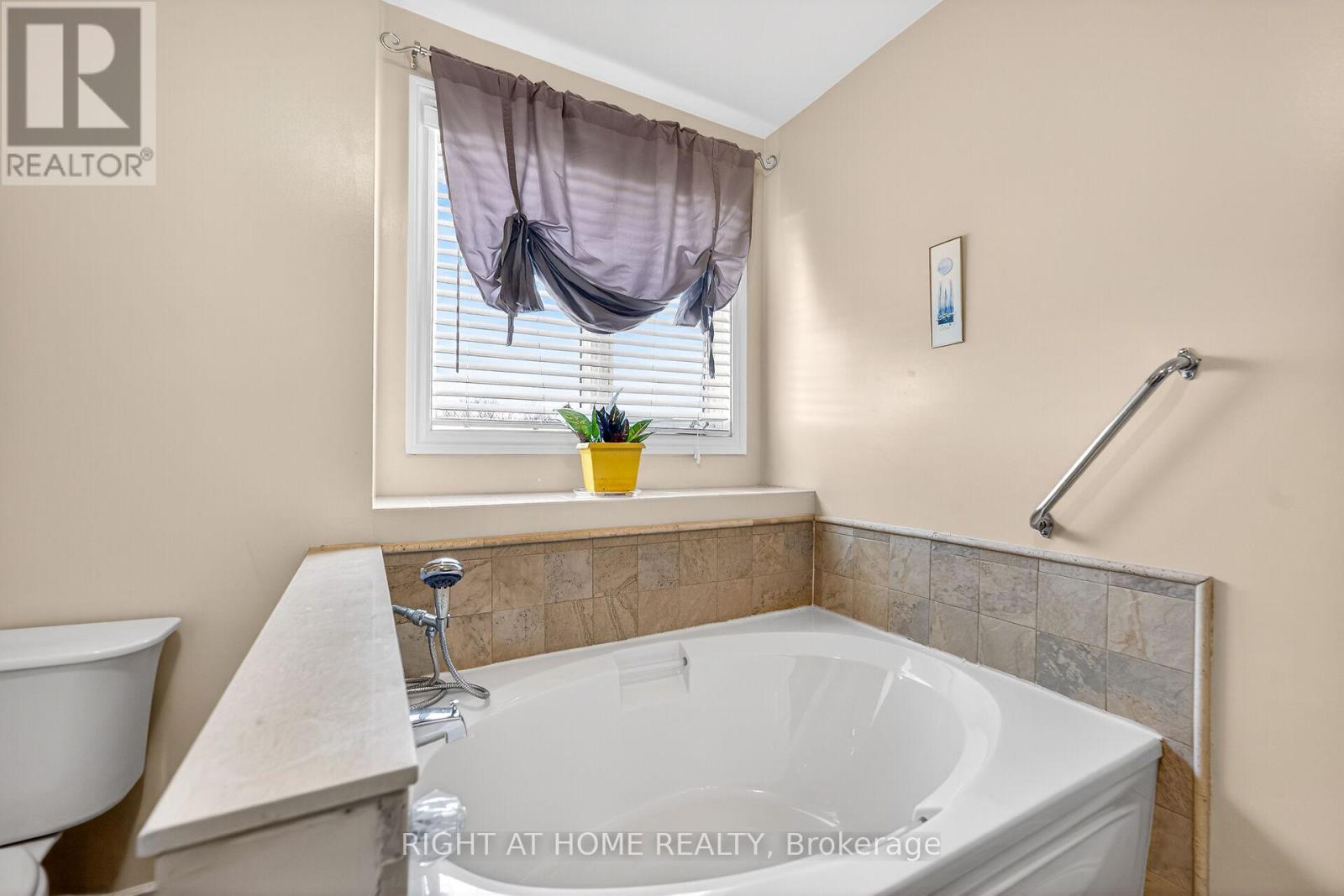 32 Perthshire Court, Hamilton, Ontario  L9B 2H1 - Photo 22 - X12933926