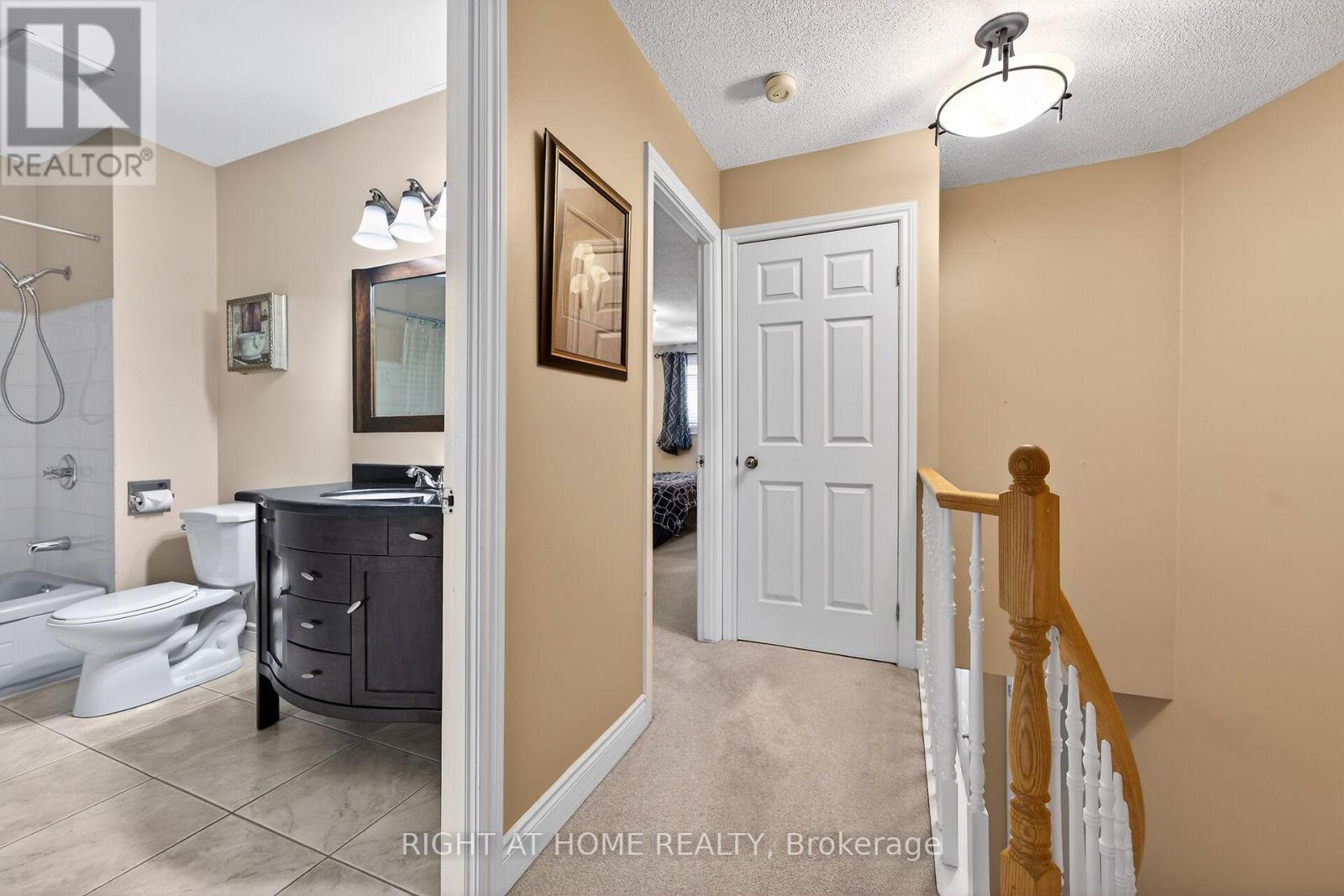 32 Perthshire Court, Hamilton, Ontario  L9B 2H1 - Photo 25 - X12933926