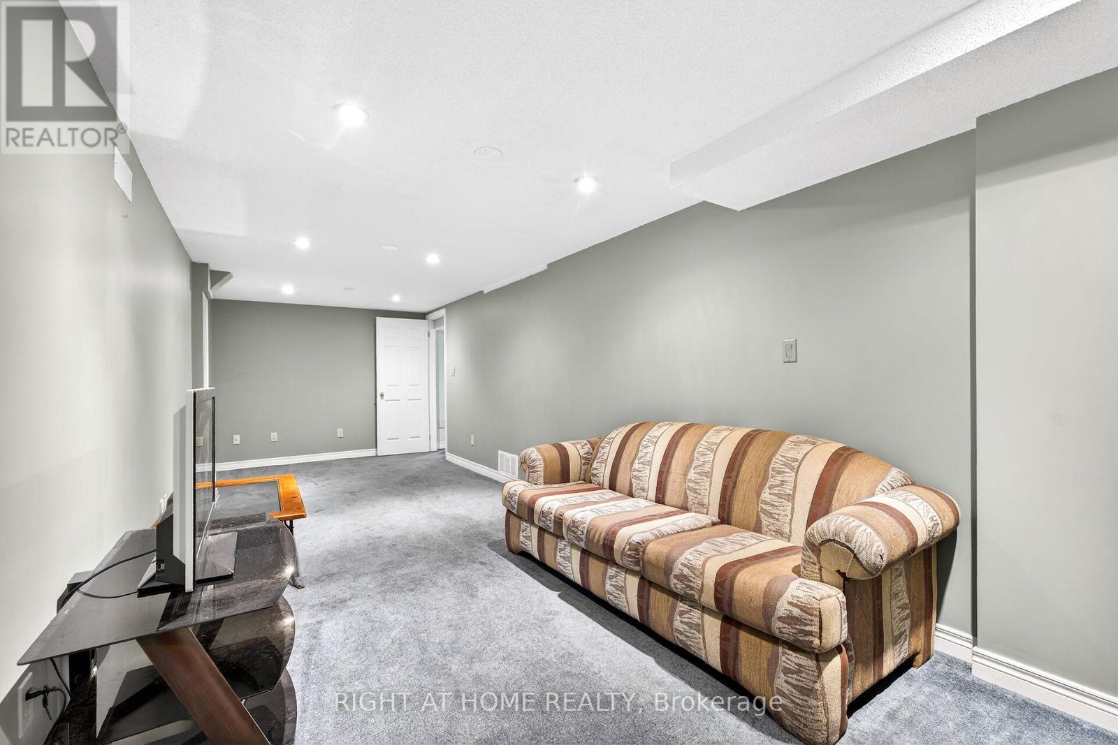 32 Perthshire Court, Hamilton, Ontario  L9B 2H1 - Photo 33 - X12933926