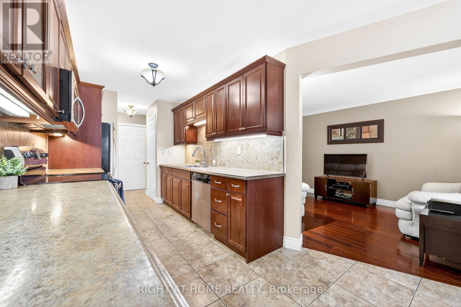 32 Perthshire Court, Hamilton, Ontario  L9B 2H1 - Photo 4 - X12933926