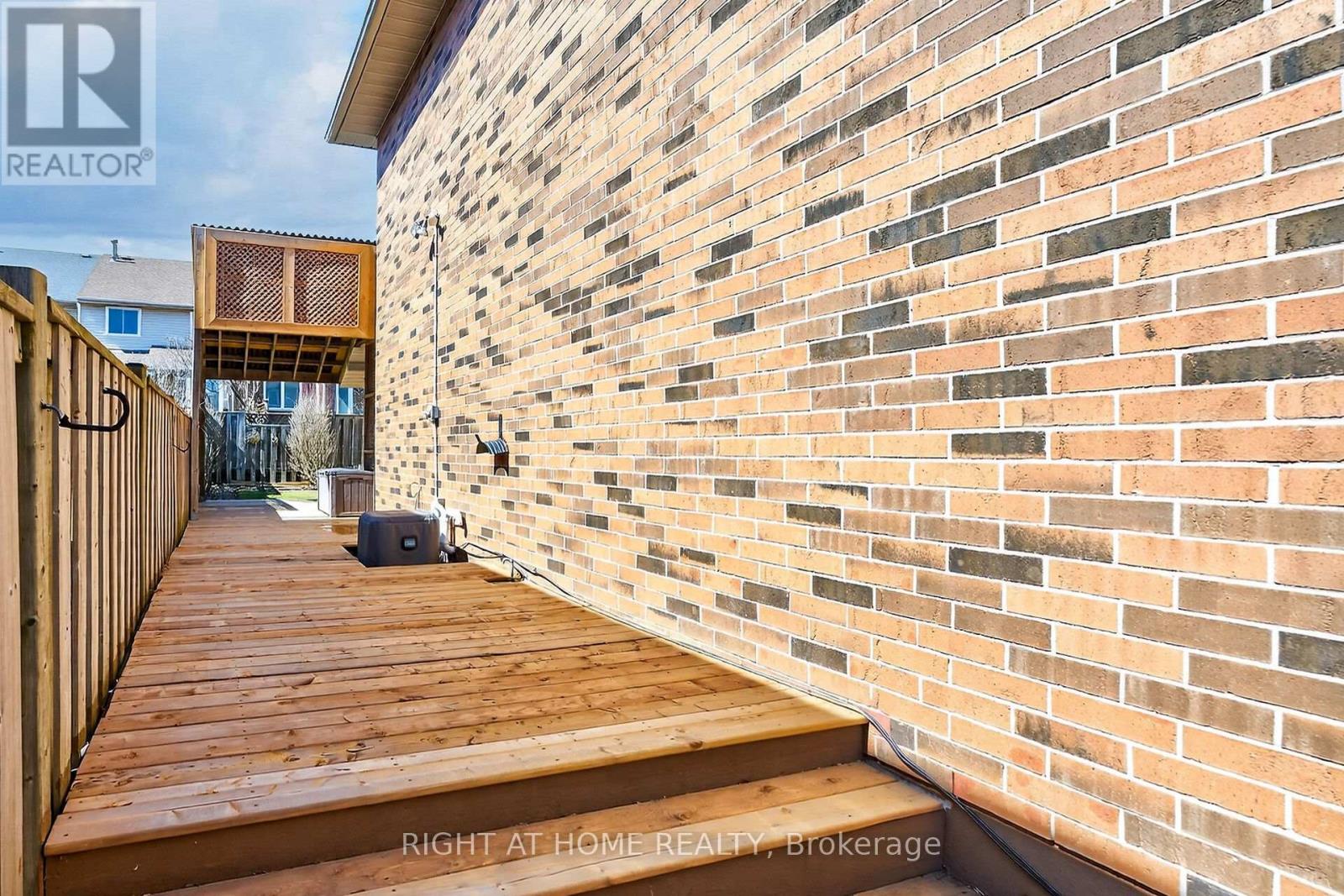 32 Perthshire Court, Hamilton, Ontario  L9B 2H1 - Photo 44 - X12933926