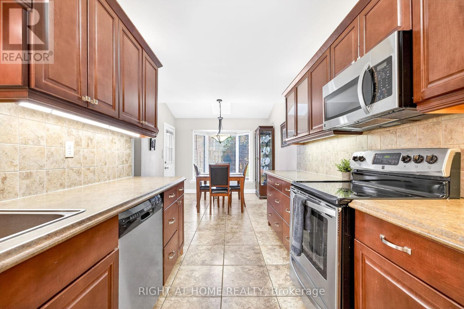 32 Perthshire Court, Hamilton, Ontario  L9B 2H1 - Photo 5 - X12933926