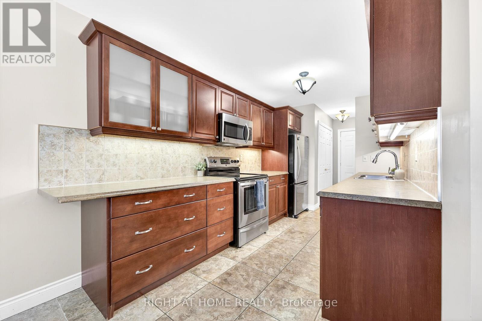 32 Perthshire Court, Hamilton, Ontario  L9B 2H1 - Photo 6 - X12933926