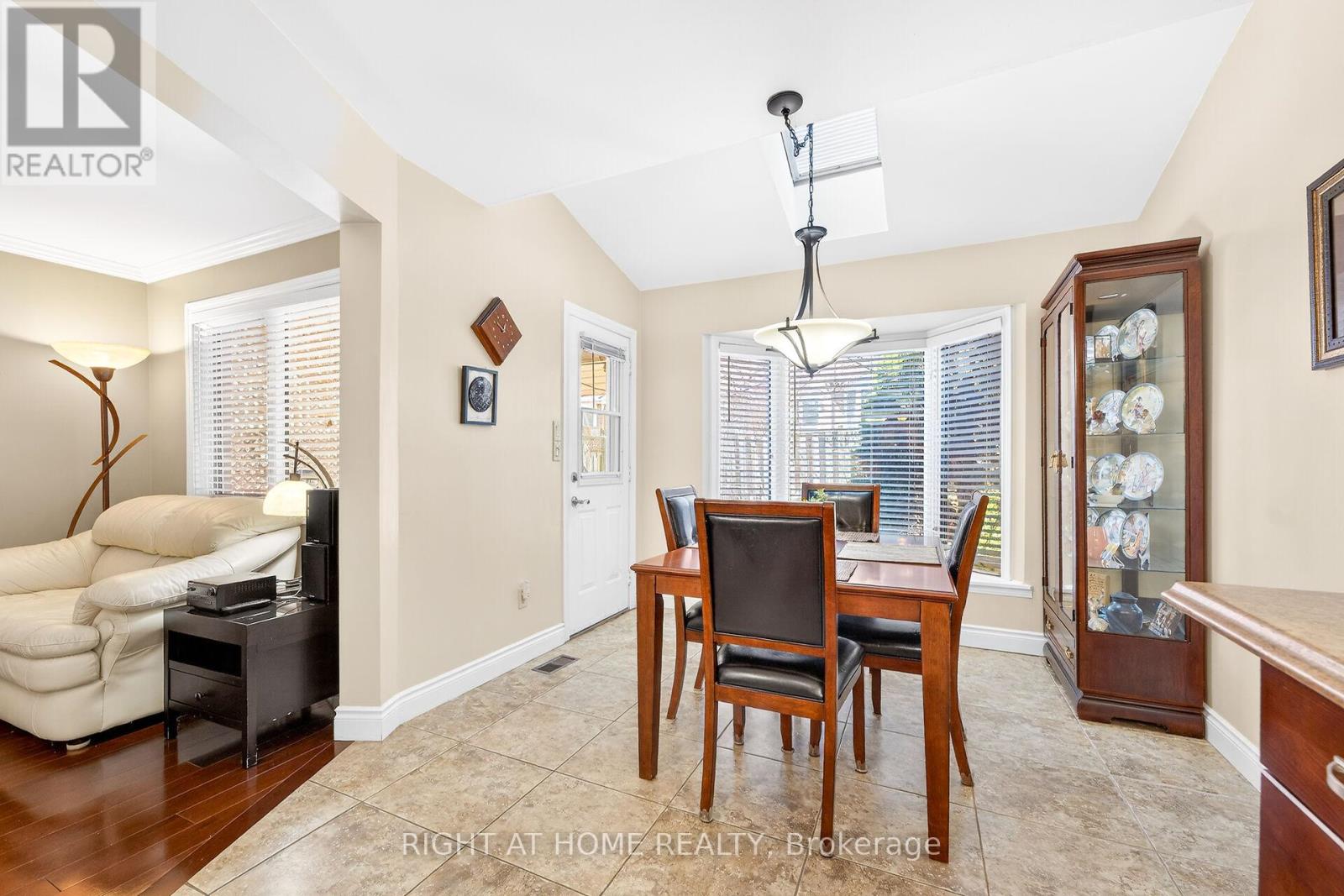 32 Perthshire Court, Hamilton, Ontario  L9B 2H1 - Photo 7 - X12933926