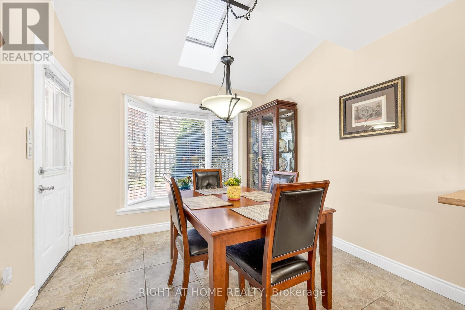 32 Perthshire Court, Hamilton, Ontario  L9B 2H1 - Photo 8 - X12933926