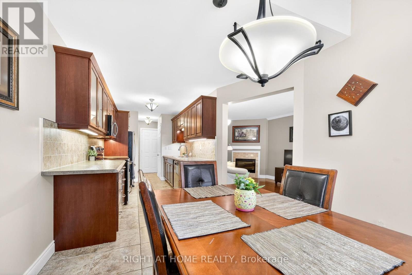 32 Perthshire Court, Hamilton, Ontario  L9B 2H1 - Photo 9 - X12933926