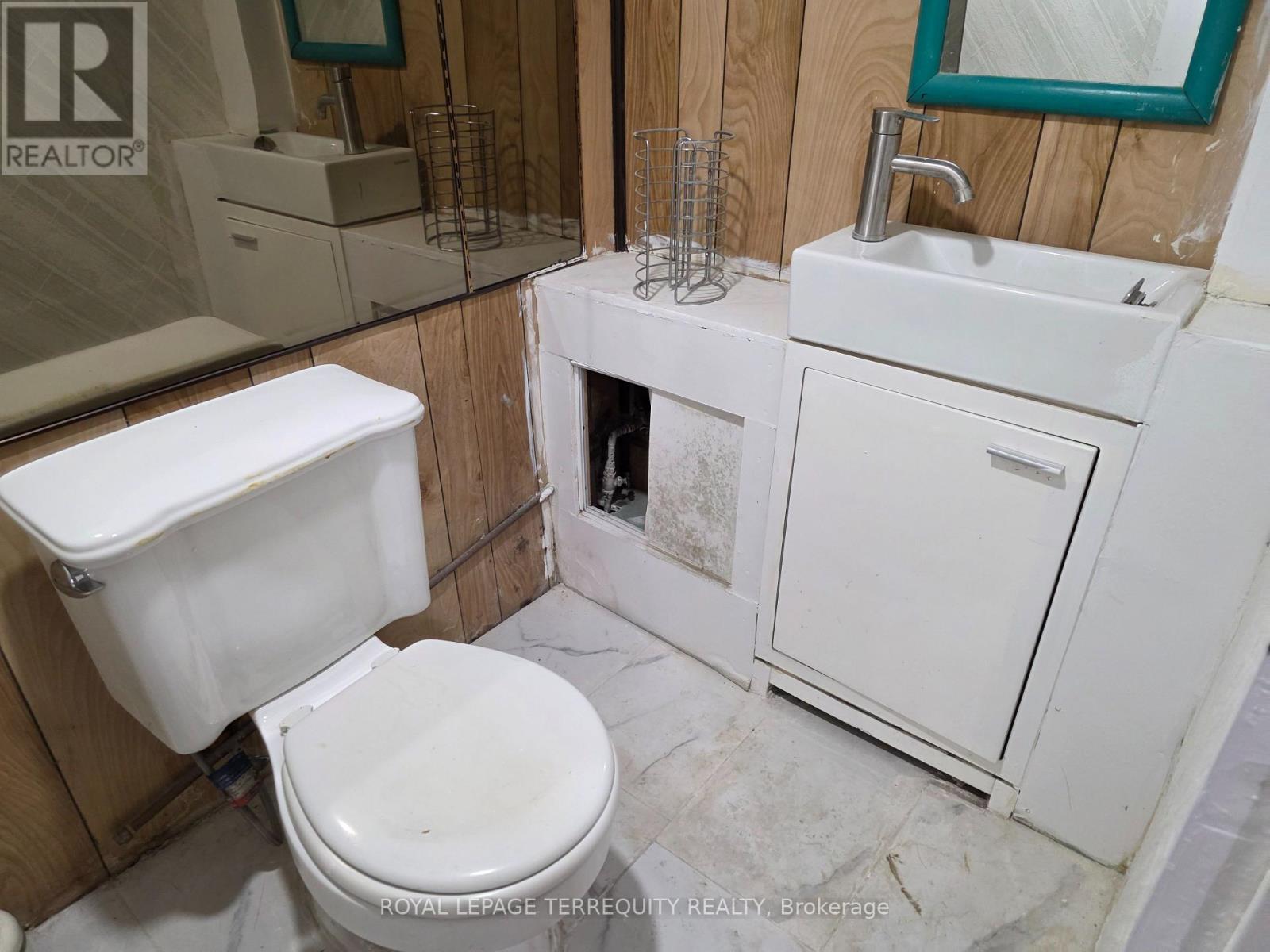 34 Downsview Avenue, Toronto, Ontario  M3M 1C9 - Photo 14 - W12916656