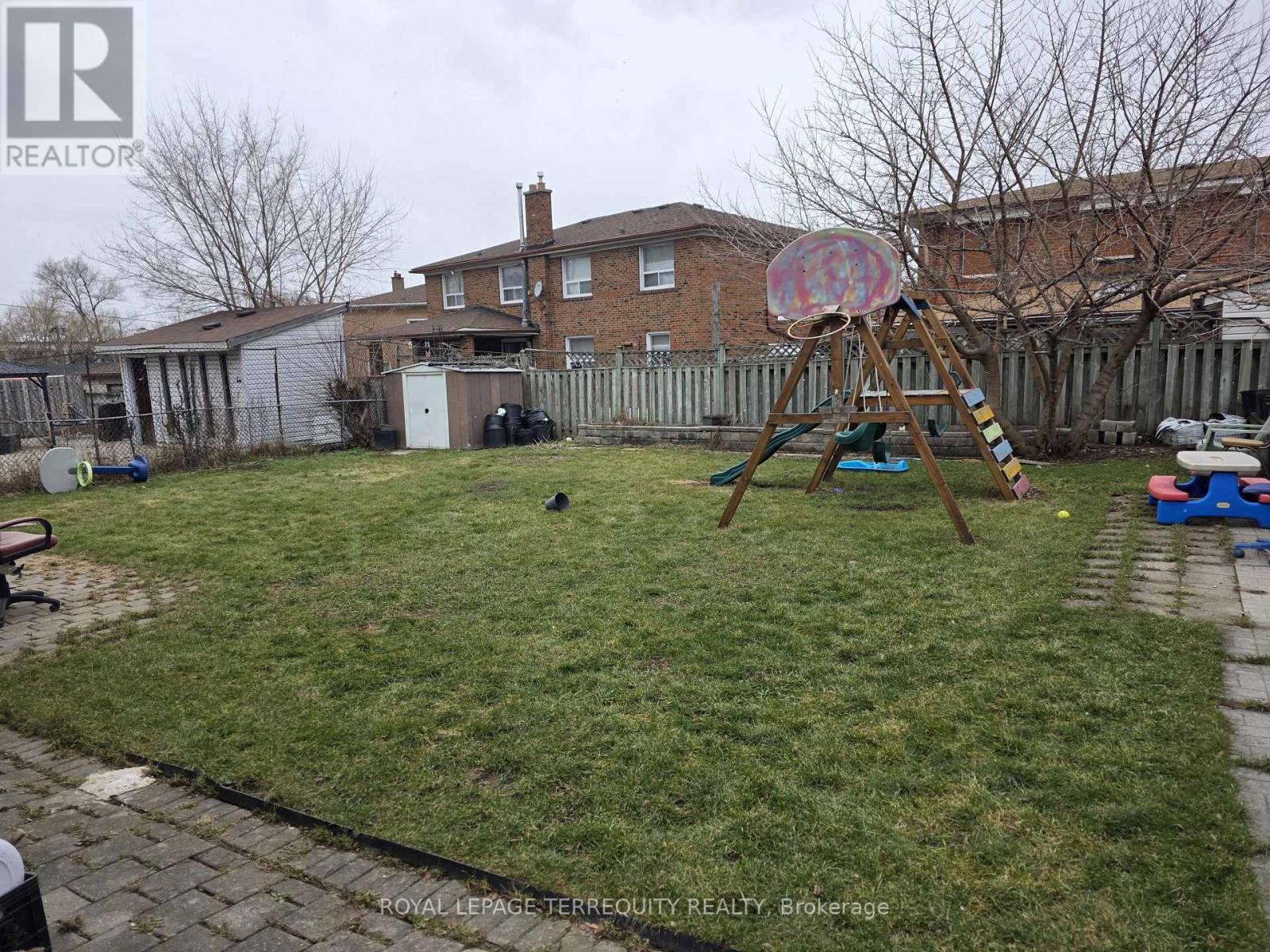 34 Downsview Avenue, Toronto, Ontario  M3M 1C9 - Photo 16 - W12916656