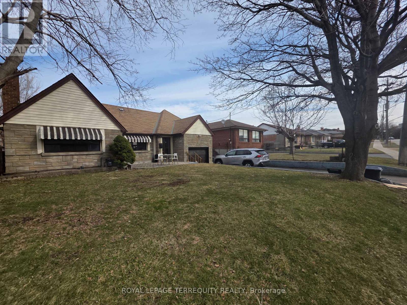 34 Downsview Avenue, Toronto, Ontario  M3M 1C9 - Photo 2 - W12916656