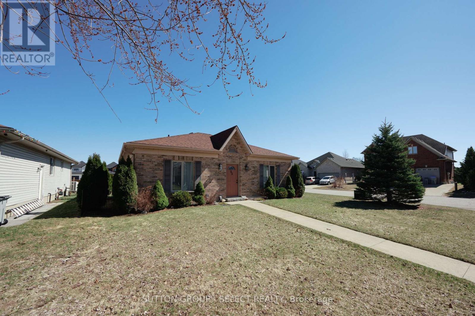 32 Robin Street, North Middlesex, Ontario  N0M 1A0 - Photo 2 - X12934040