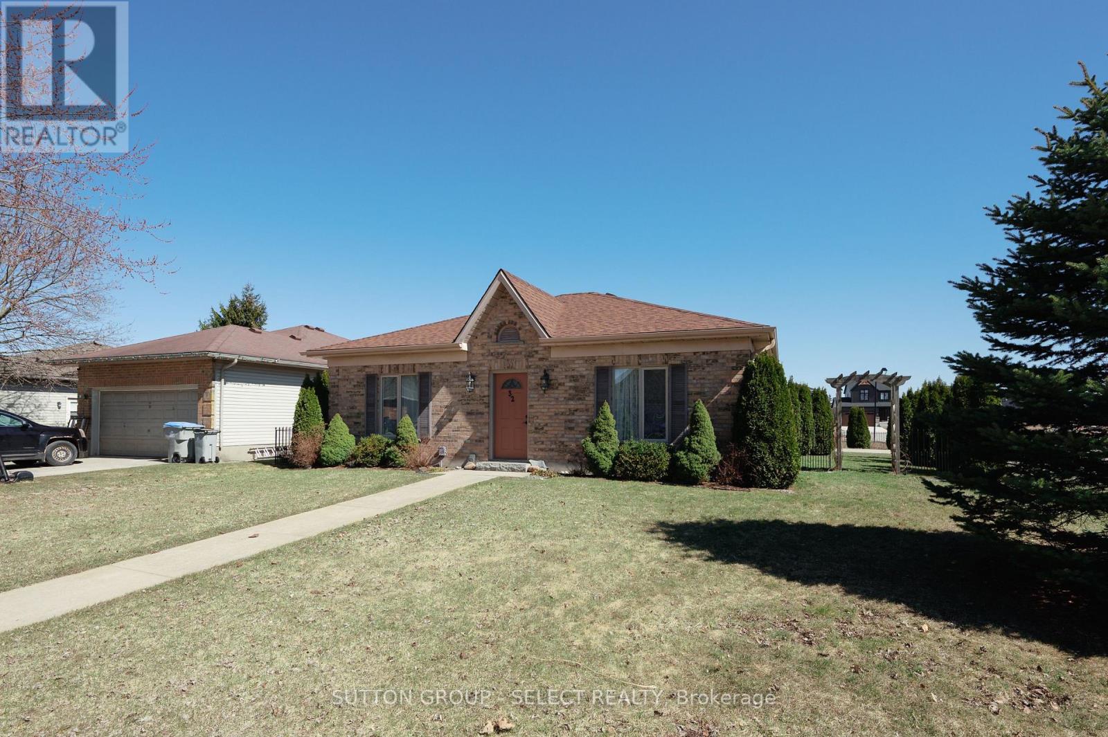 32 Robin Street, North Middlesex, Ontario  N0M 1A0 - Photo 3 - X12934040