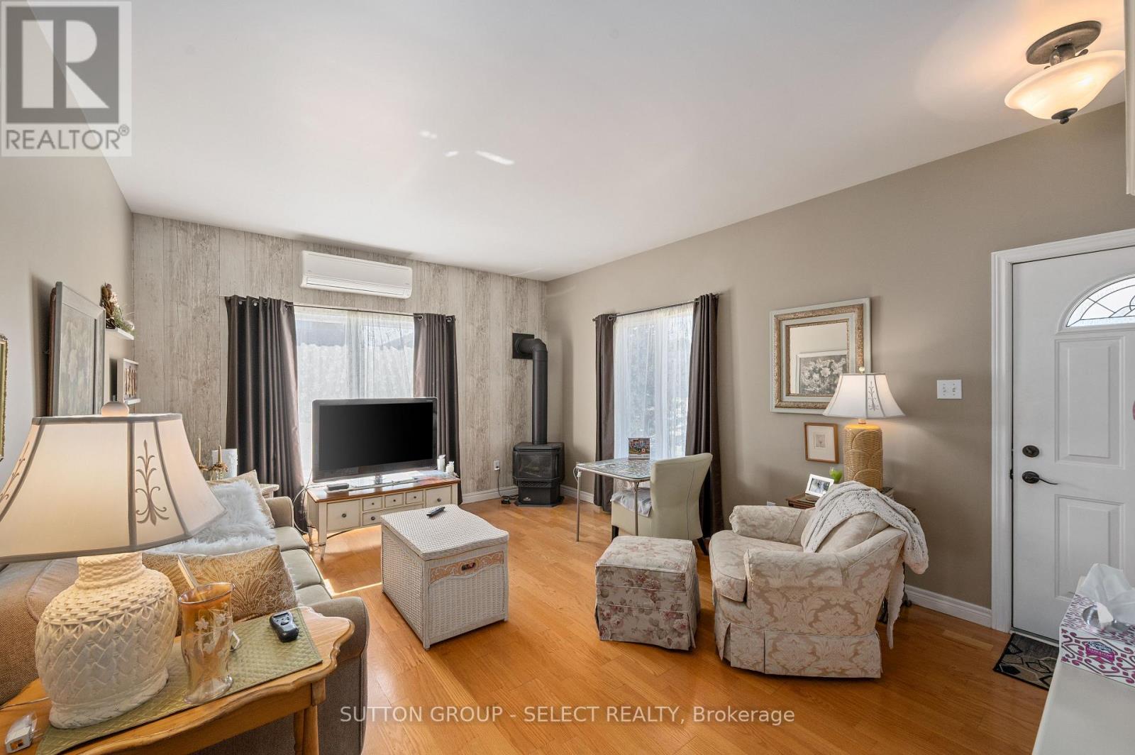 32 Robin Street, North Middlesex, Ontario  N0M 1A0 - Photo 5 - X12934040