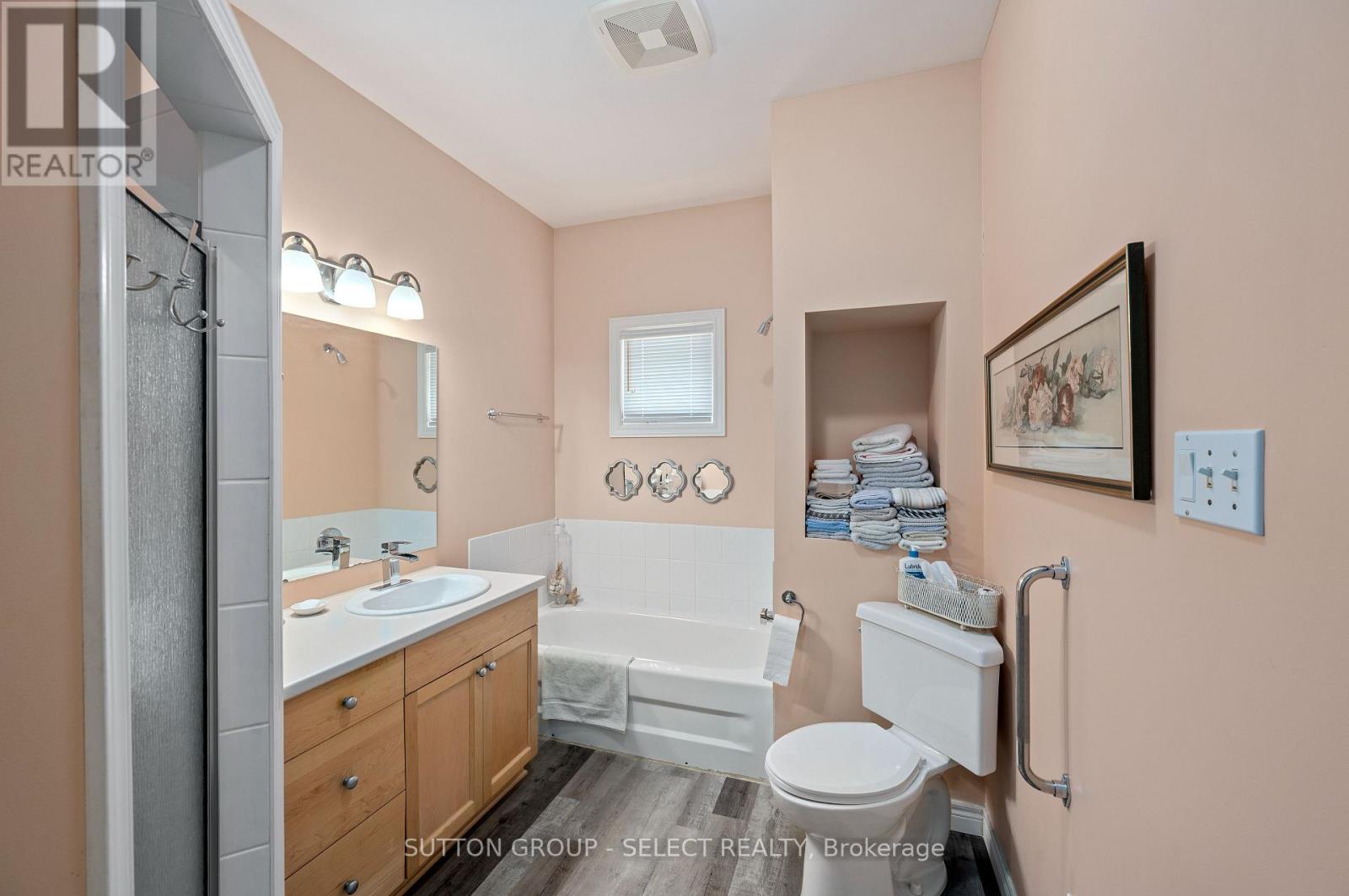 32 Robin Street, North Middlesex, Ontario  N0M 1A0 - Photo 9 - X12934040