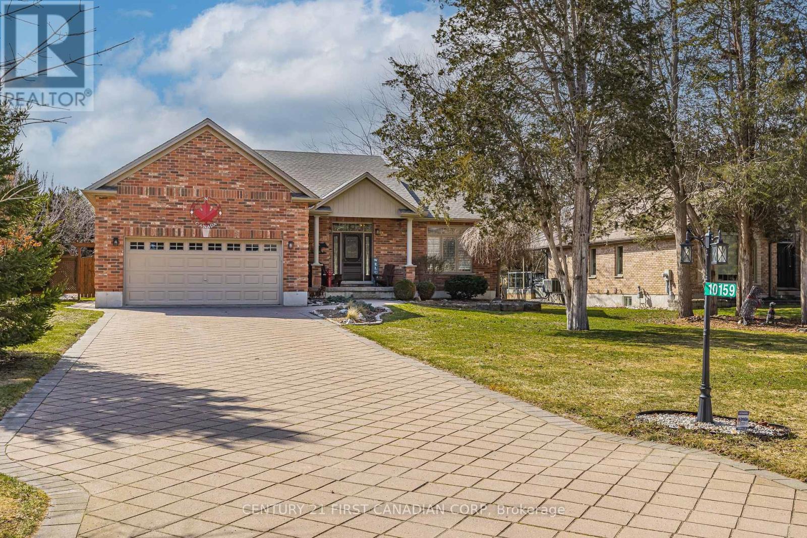 10159 Meadowlilly Crescent, Lambton Shores, Ontario  N0M 1T0 - Photo 2 - X12934062