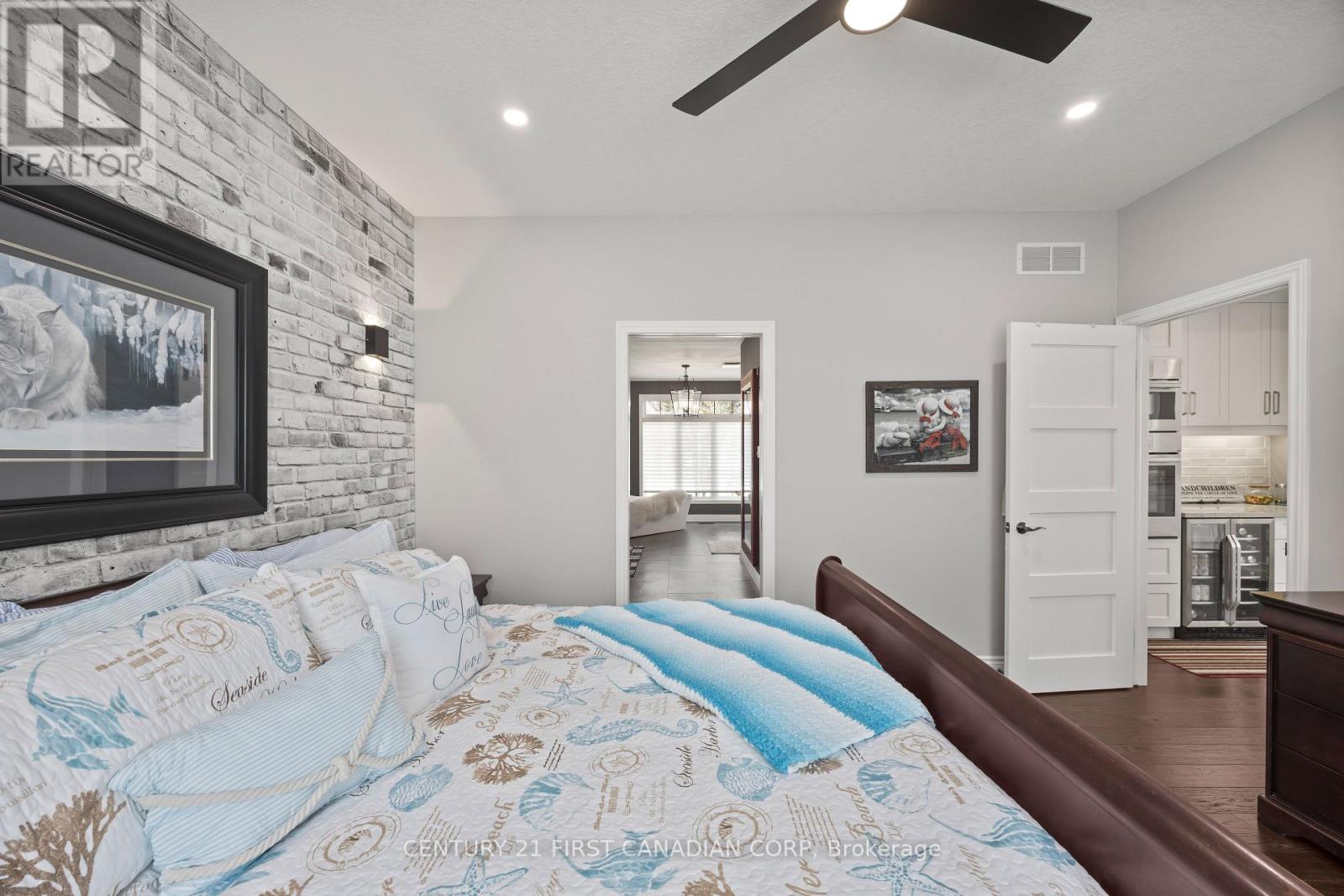 10159 Meadowlilly Crescent, Lambton Shores, Ontario  N0M 1T0 - Photo 21 - X12934062