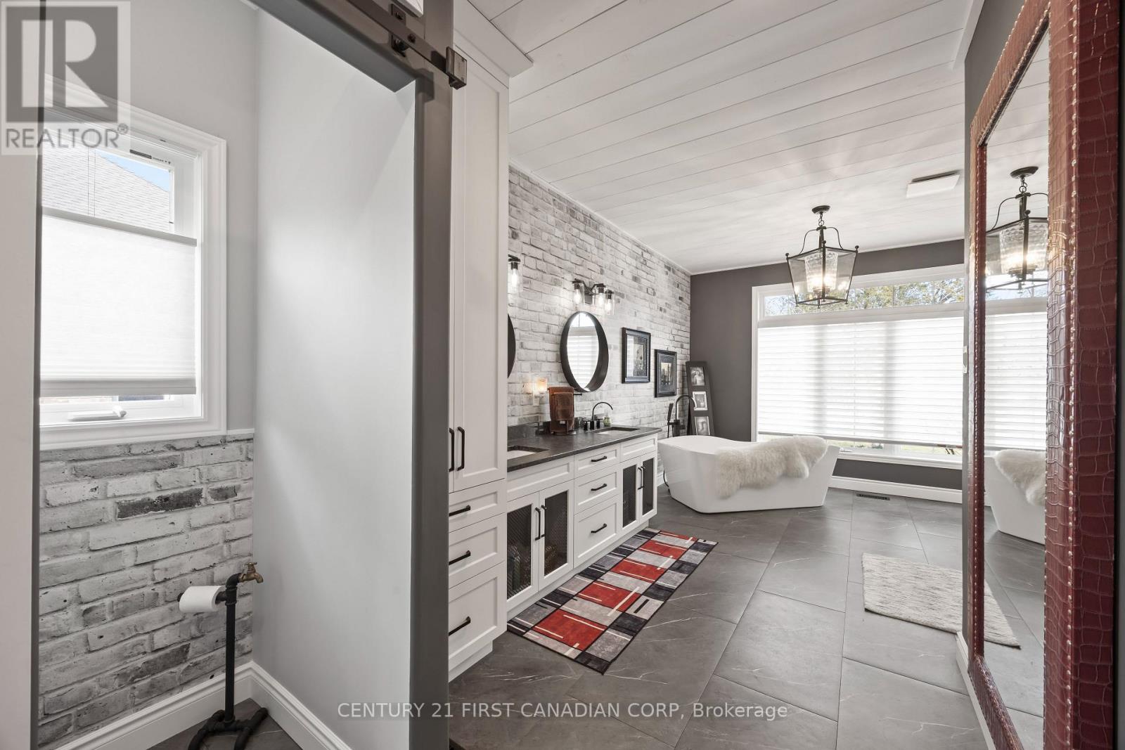 10159 Meadowlilly Crescent, Lambton Shores, Ontario  N0M 1T0 - Photo 22 - X12934062