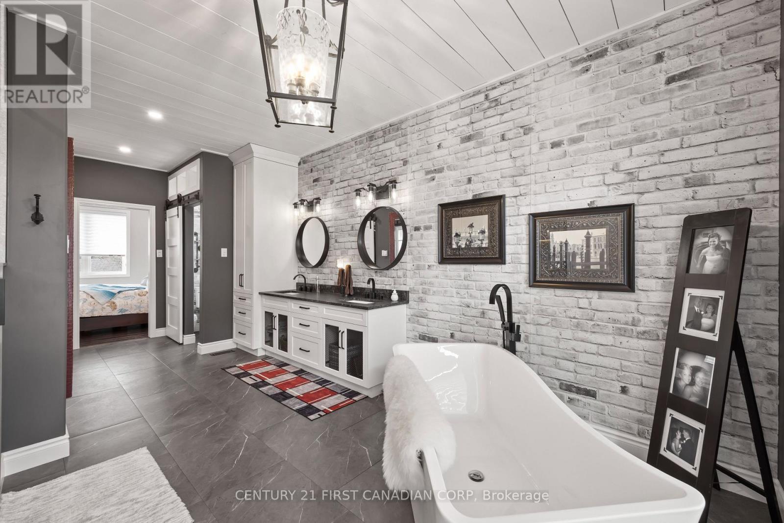 10159 Meadowlilly Crescent, Lambton Shores, Ontario  N0M 1T0 - Photo 24 - X12934062