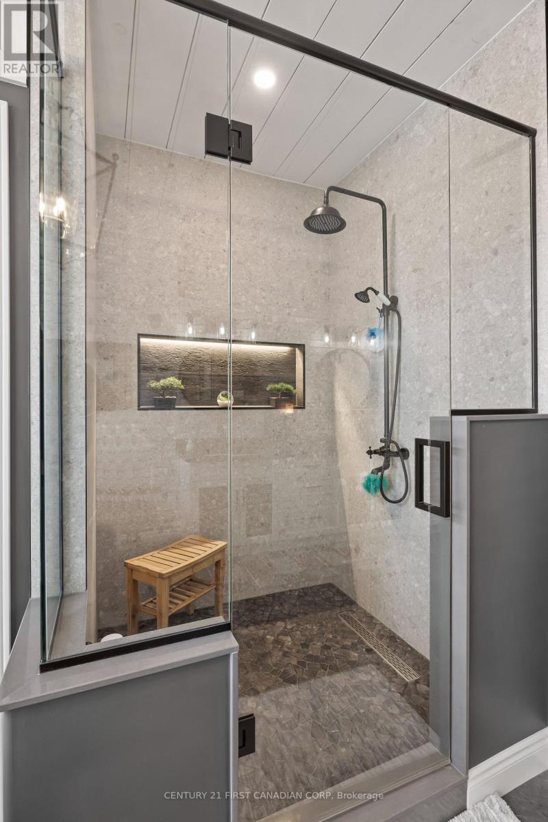 10159 Meadowlilly Crescent, Lambton Shores, Ontario  N0M 1T0 - Photo 26 - X12934062