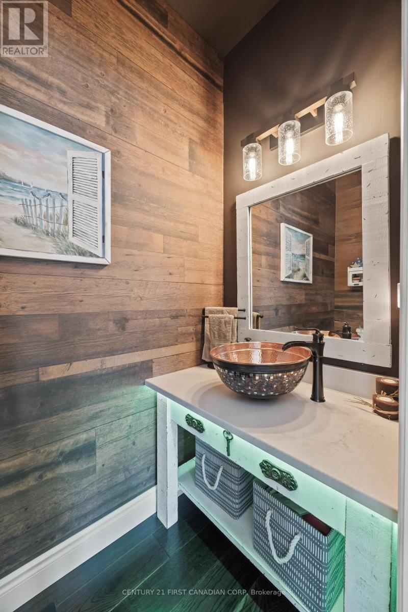 10159 Meadowlilly Crescent, Lambton Shores, Ontario  N0M 1T0 - Photo 28 - X12934062