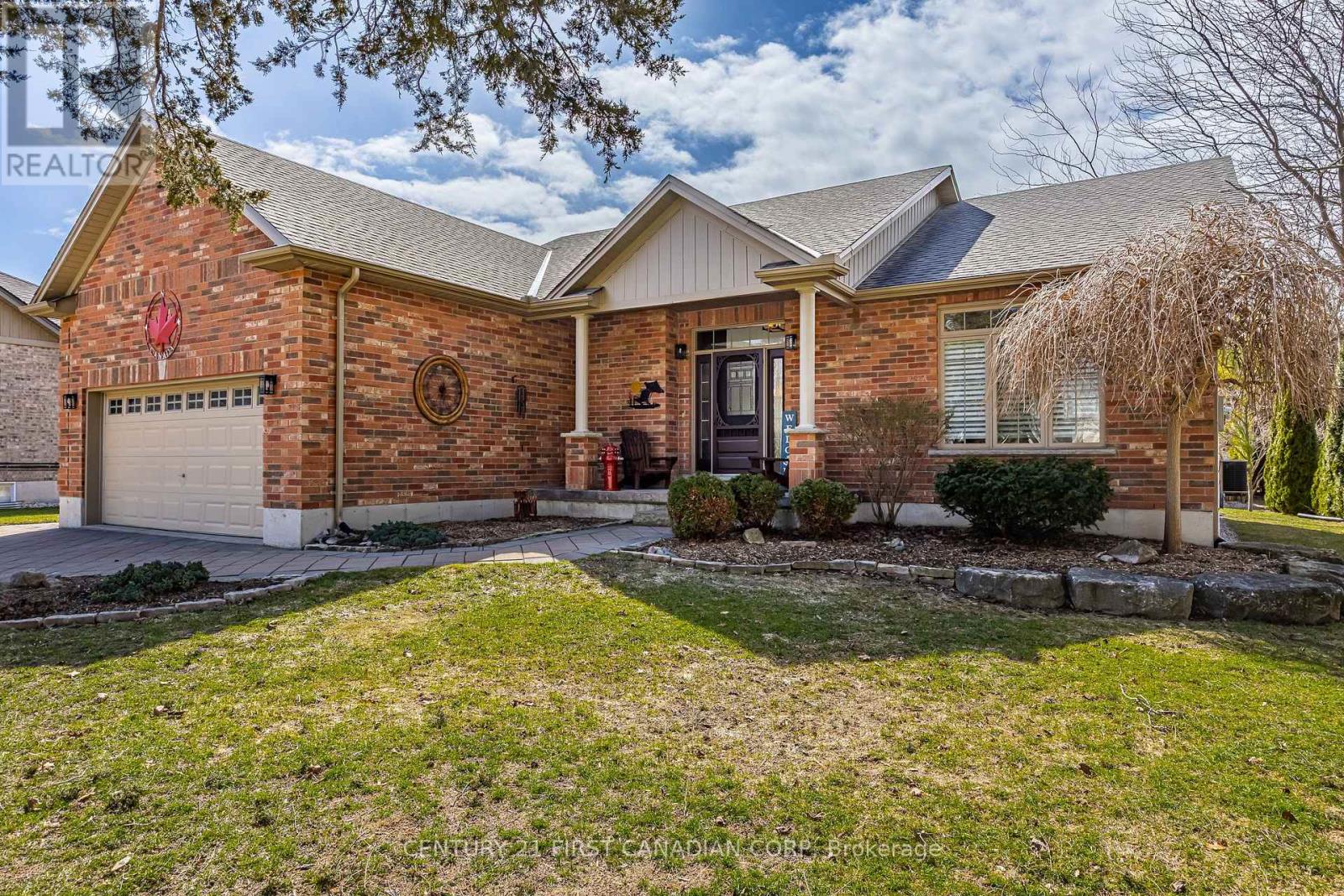 10159 Meadowlilly Crescent, Lambton Shores, Ontario  N0M 1T0 - Photo 3 - X12934062