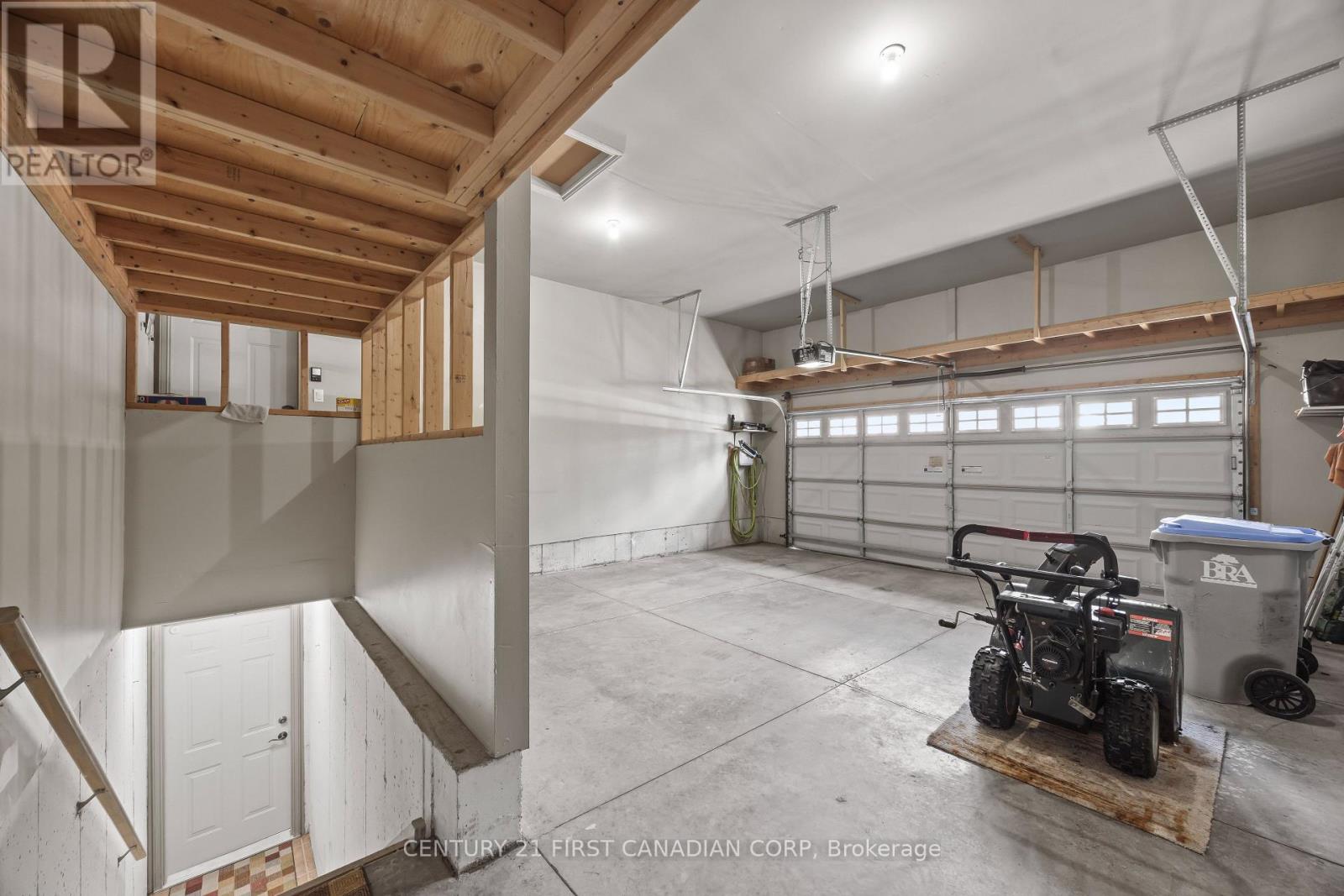 10159 Meadowlilly Crescent, Lambton Shores, Ontario  N0M 1T0 - Photo 37 - X12934062