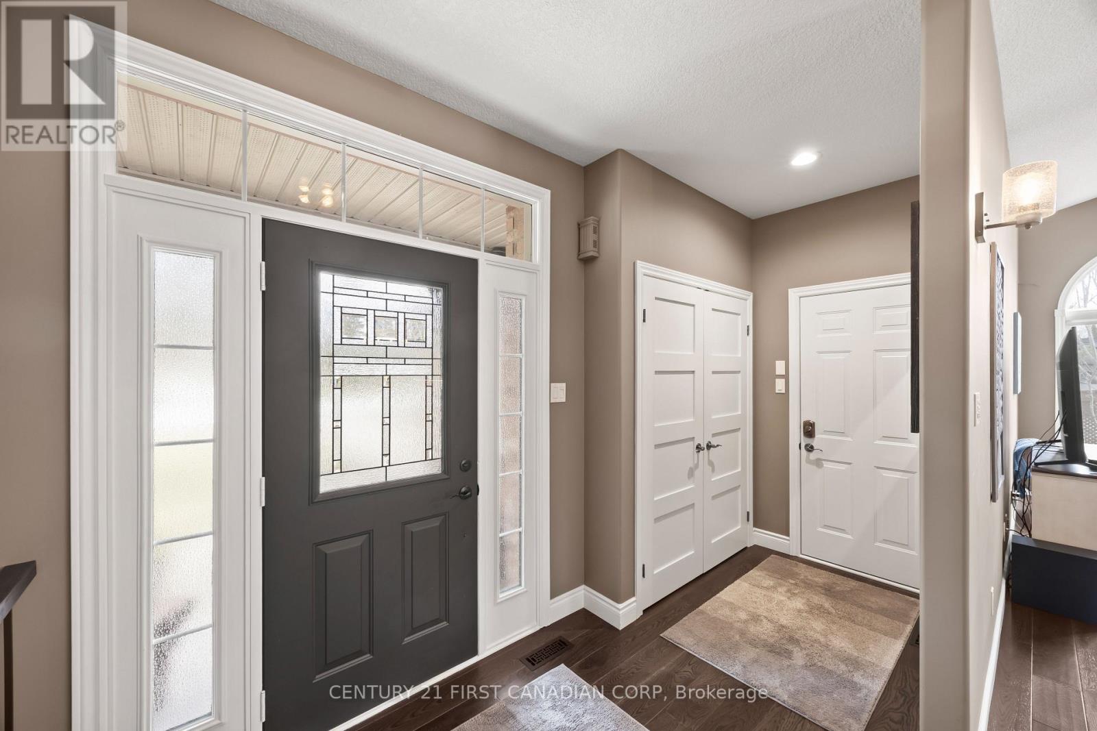 10159 Meadowlilly Crescent, Lambton Shores, Ontario  N0M 1T0 - Photo 8 - X12934062