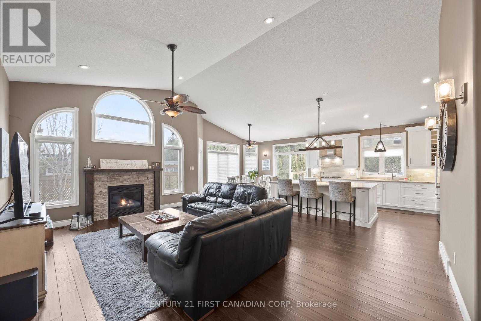 10159 Meadowlilly Crescent, Lambton Shores, Ontario  N0M 1T0 - Photo 9 - X12934062