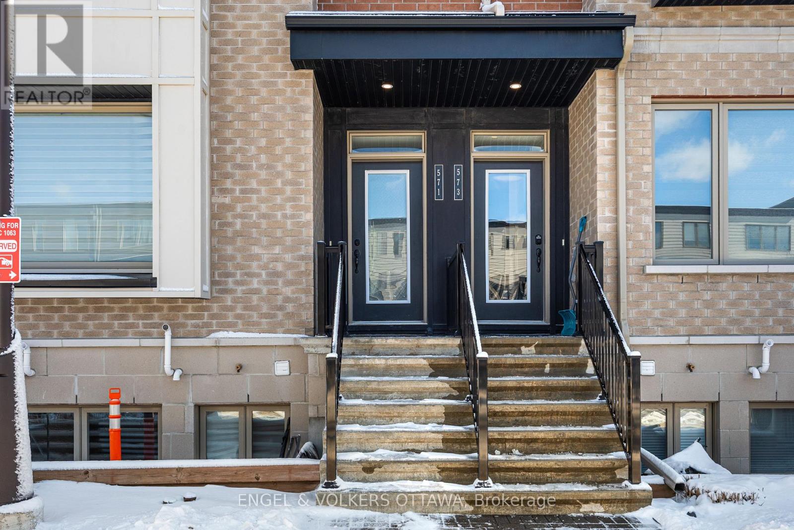 571 Ozawa Private, Ottawa, Ontario  K1K 4Z9 - Photo 2 - X12934032