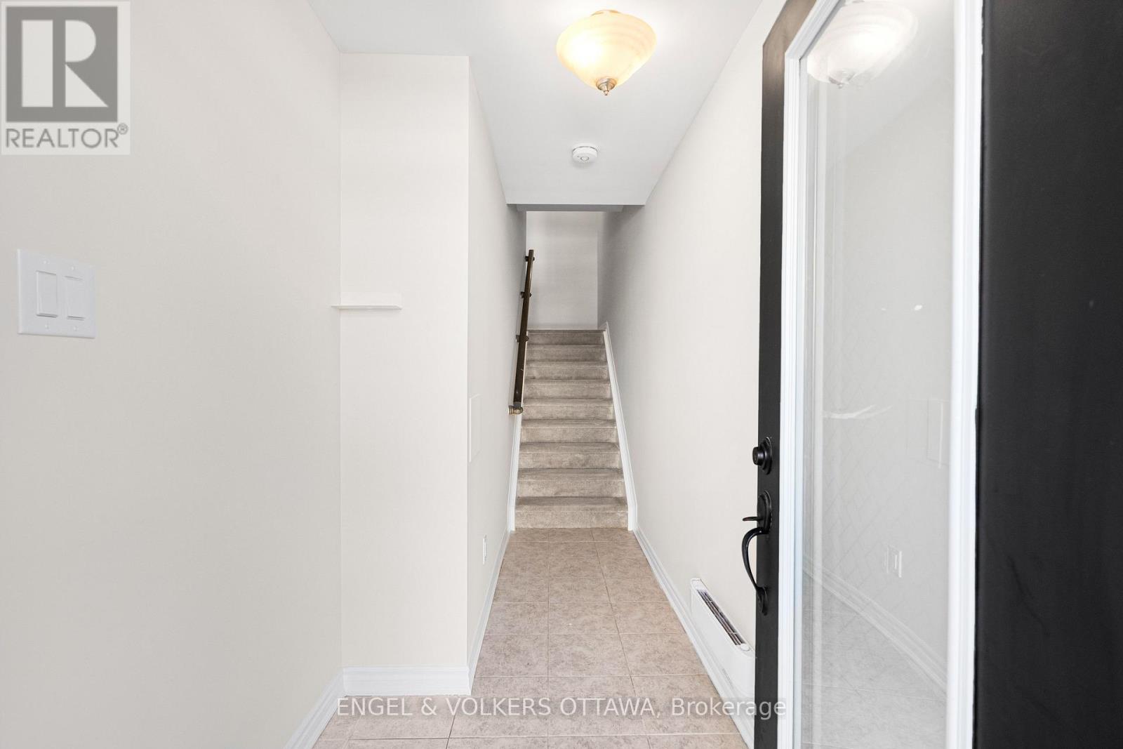 571 Ozawa Private, Ottawa, Ontario  K1K 4Z9 - Photo 3 - X12934032