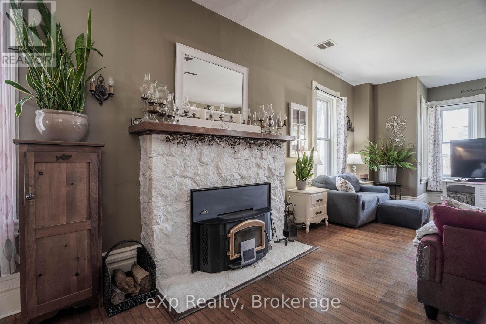 352 Berford Street, South Bruce Peninsula, Ontario N0H 2T0 - Photo 10 - X12934008