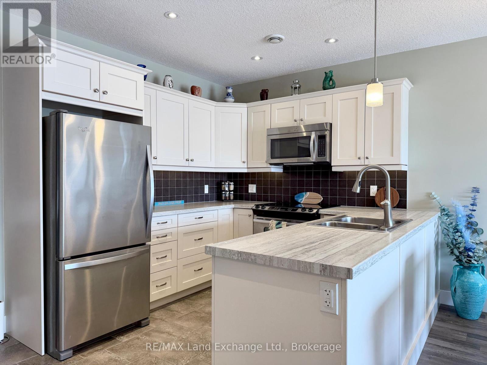 203 - 137 Elgin Street, Saugeen Shores, Ontario  N0H 2C6 - Photo 2 - X12934044