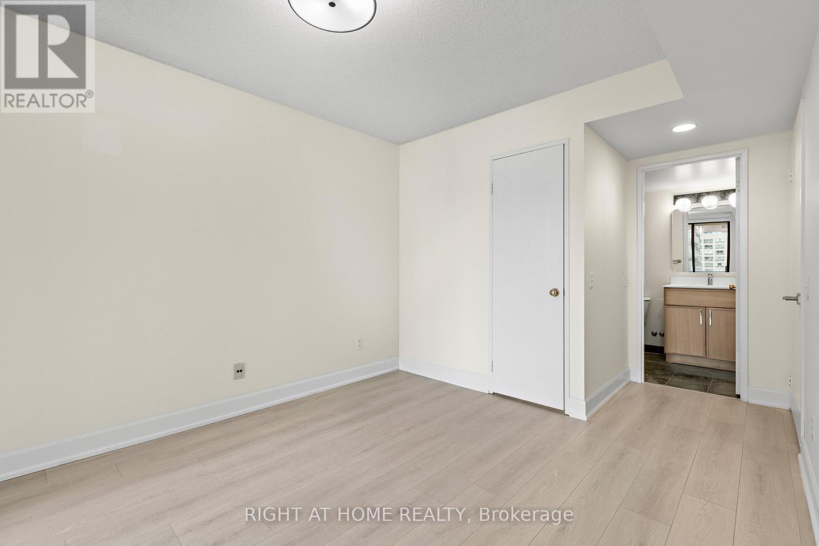 1103 - 750 Bay Street, Toronto, Ontario M5G 1N6 - Photo 15 - C12933978