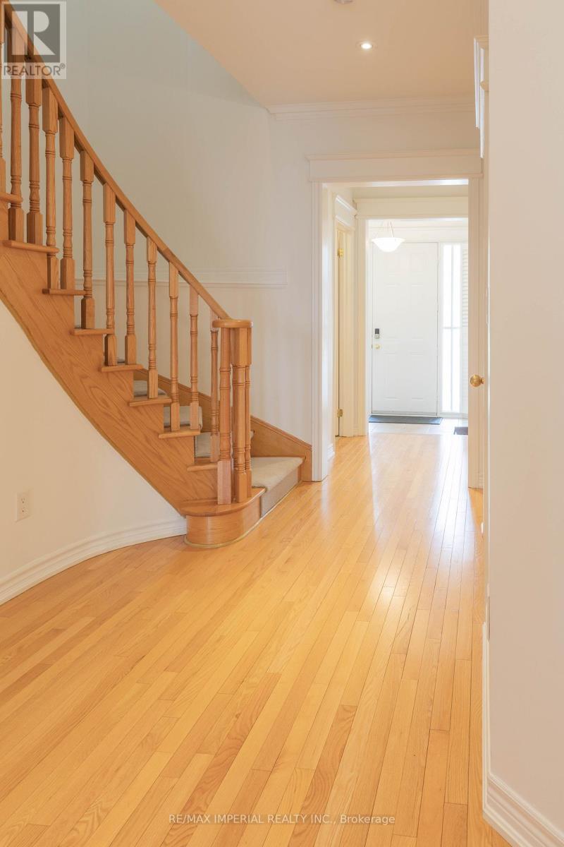 73 Southvale Drive, Vaughan (Patterson), Ontario  L6A 0Y6 - Photo 2 - N12933970