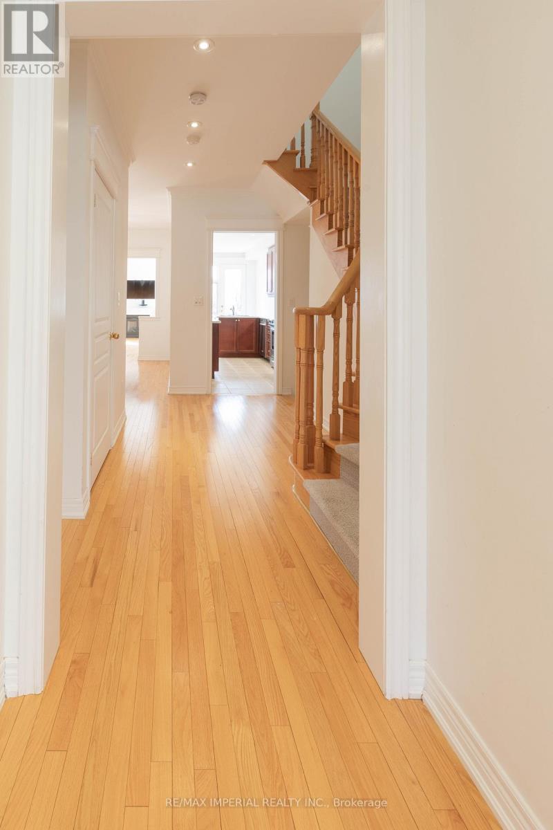 73 Southvale Drive, Vaughan (Patterson), Ontario  L6A 0Y6 - Photo 3 - N12933970