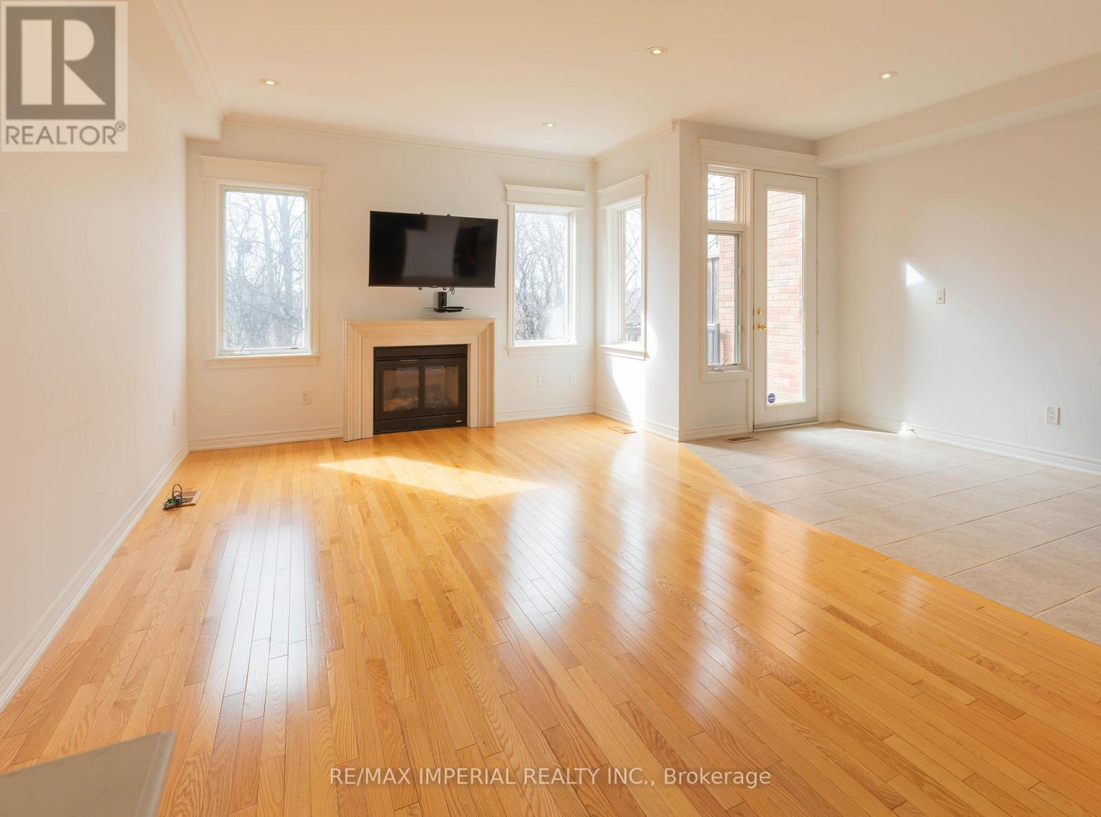 73 Southvale Drive, Vaughan (Patterson), Ontario  L6A 0Y6 - Photo 4 - N12933970