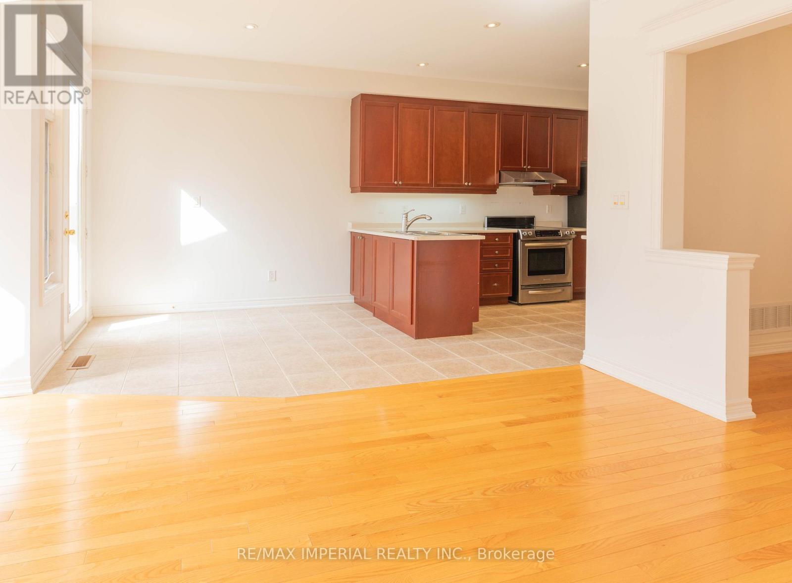 73 Southvale Drive, Vaughan (Patterson), Ontario  L6A 0Y6 - Photo 6 - N12933970