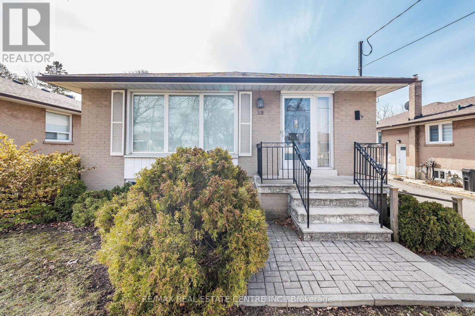 39 BRADSTOCK ROAD, Toronto, Ontario