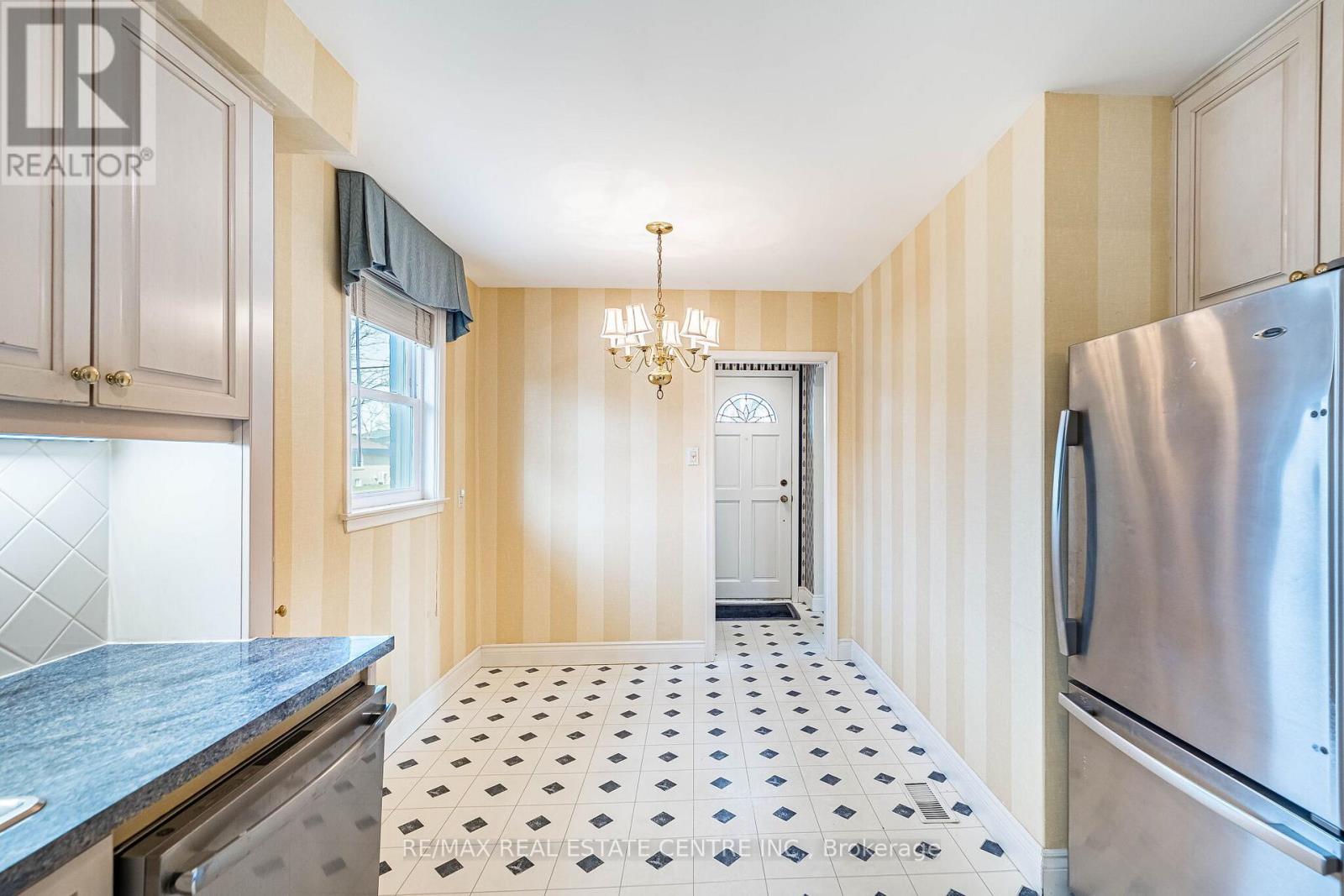 39 Bradstock Road, Toronto, Ontario  M9M 1M9 - Photo 10 - W12933986