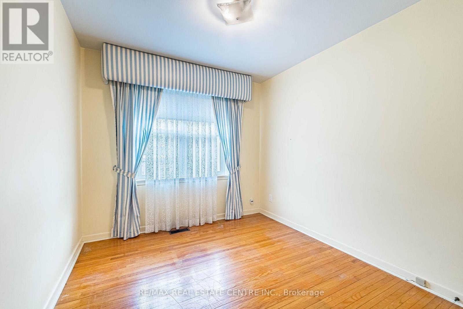 39 Bradstock Road, Toronto, Ontario  M9M 1M9 - Photo 16 - W12933986