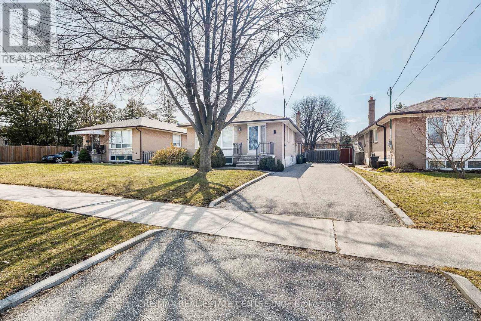 39 Bradstock Road, Toronto, Ontario  M9M 1M9 - Photo 2 - W12933986