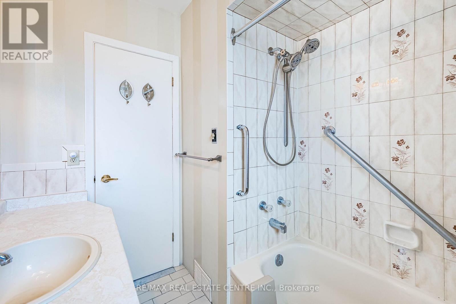 39 Bradstock Road, Toronto, Ontario  M9M 1M9 - Photo 20 - W12933986