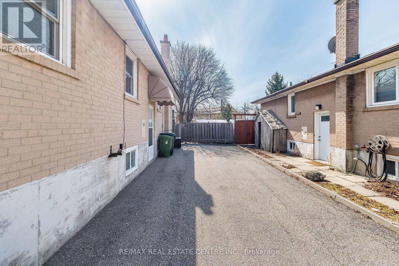 39 Bradstock Road, Toronto, Ontario  M9M 1M9 - Photo 27 - W12933986